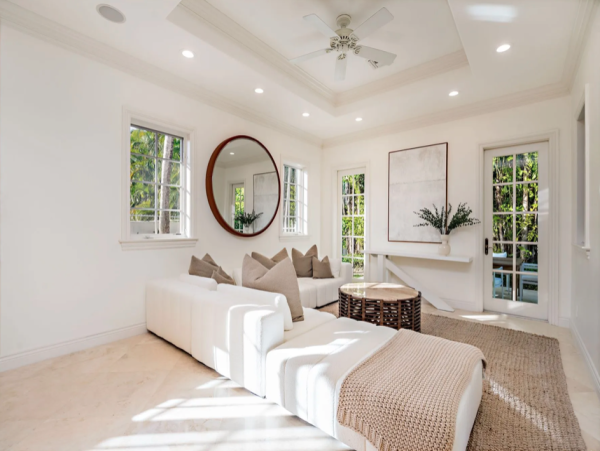 Luxury Vacation Residence in Palm Beach - Steps to Beach with Fire Place & Pool